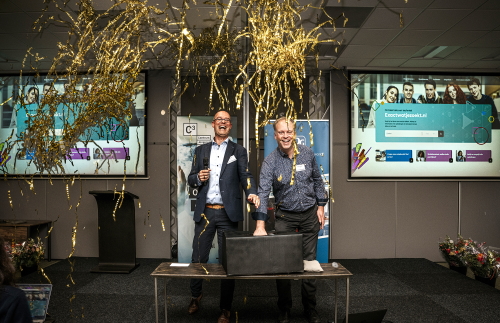 Marijn Meijer, director of C3 (left), and Maurice de Wit, PPG director of production and logistics Benelux, Architectural Coatings, launch the online STEM education platform exactwatjezoekt.nl