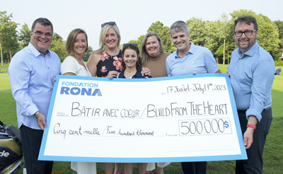 Photo of RONA employees and their $500,000 check