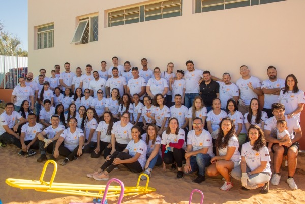 Photo: PPG volunteers completed makeovers at 27 schools as part of its New Paint for a New Start initiative, including the Carolina Ometto Pavan School in Américo Brasiliense City, Brazil.