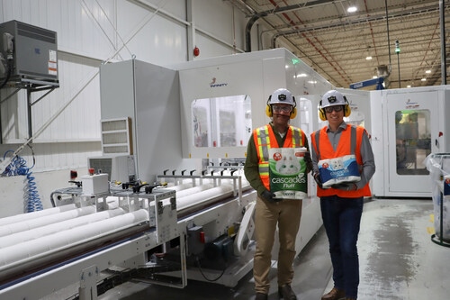Hugues Simon, President and Chief Executive Officer of Cascades, with Jérôme Porlier, Executive Vice-President, Tissue. (CNW Group/Cascades Inc.)