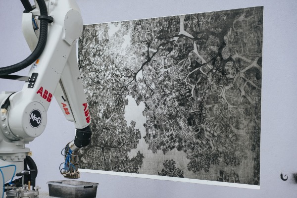 An industrial robot developed by ABB recreated murals designed entirely by artificial intelligence (AI), using PPG’s advanced waterborne basecoat